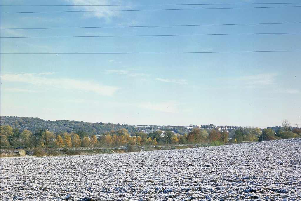 Verschneite Felder und bunte Bume, so sah es nach dem Wintereinbruch im Oktober 2012 aus. Scan vom Diapositiv.