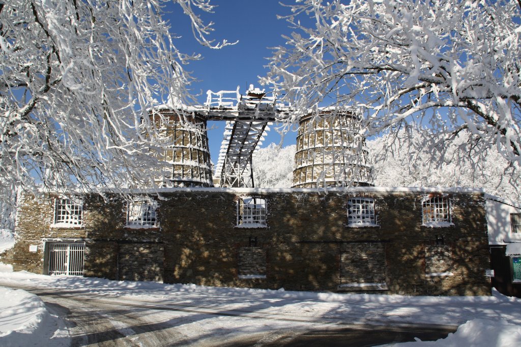 Verschneites ehemaliges Kalkwerk bei Hammerunterwiesenthal am 27.01.10. 