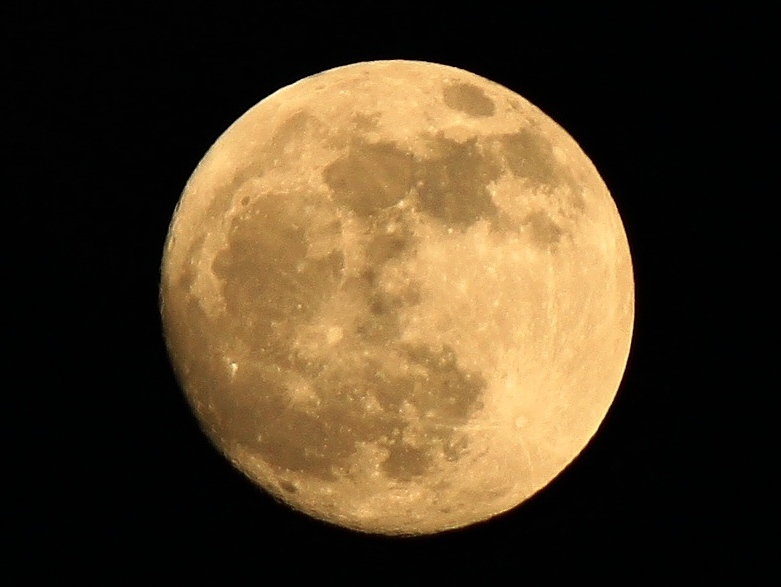 Vollmond am Abend des 24.04.2013 ber Aachen.