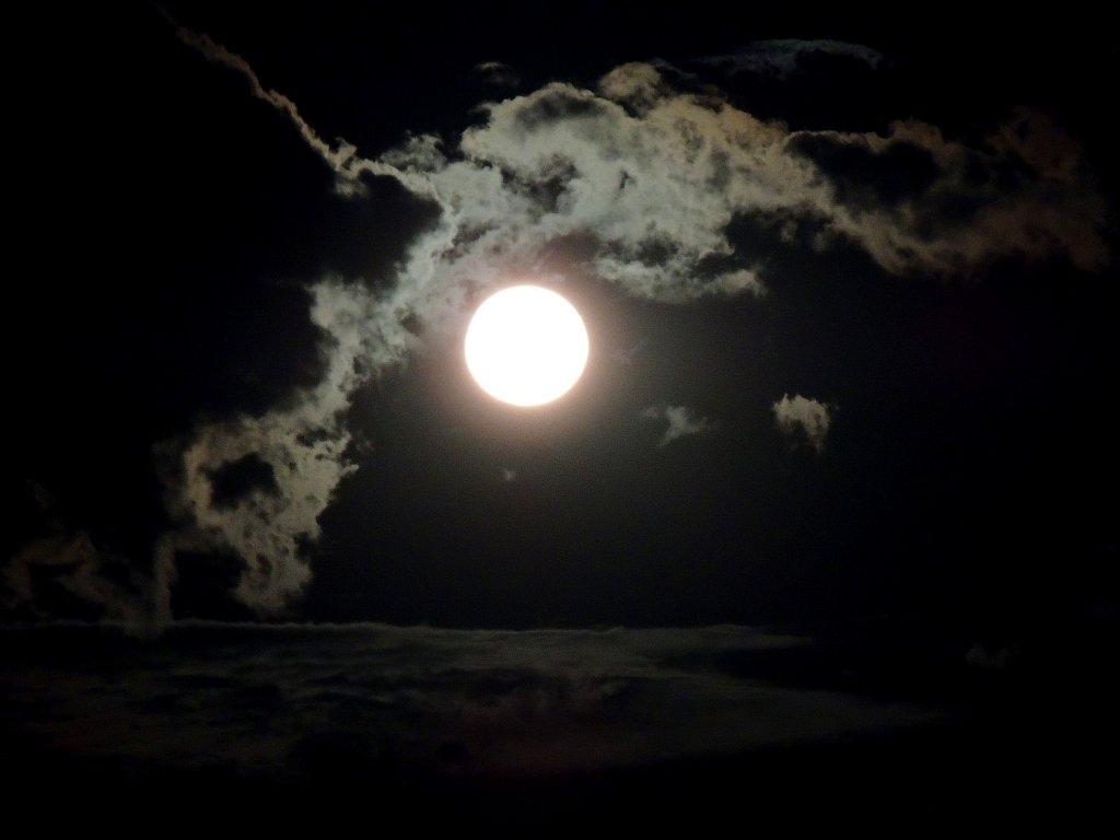 Vollmond erleuchtet einige durchziehende Wolkenschwaden; 120802