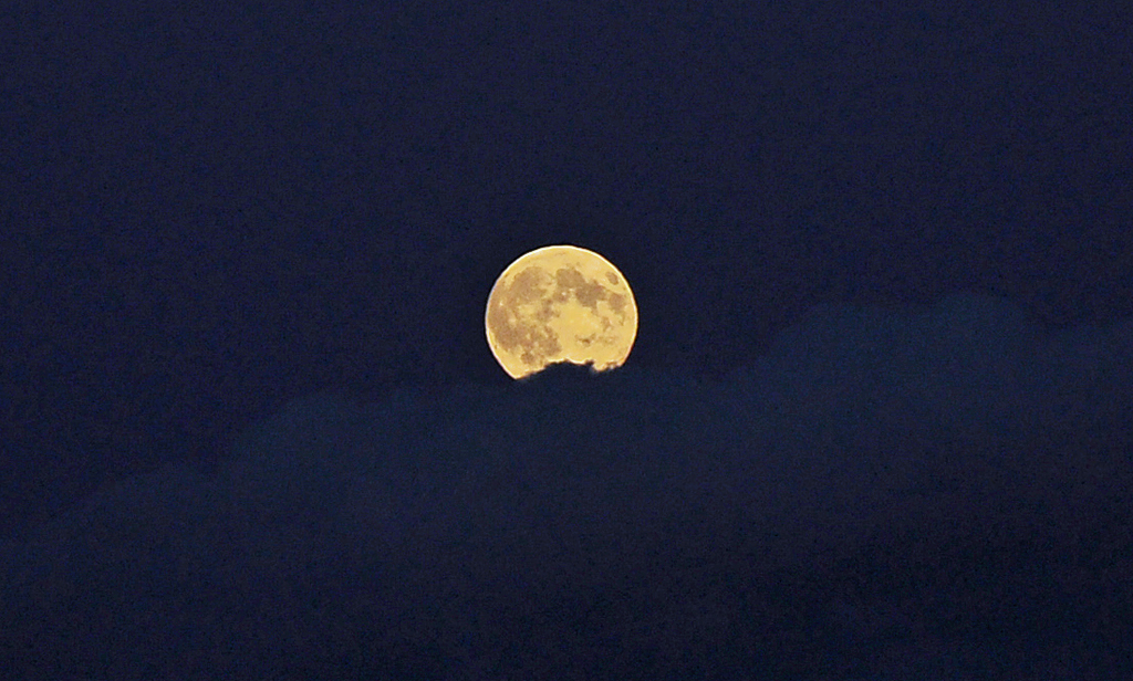 Vollmond, leicht abgedeckt von Wolken - 24.08.2010