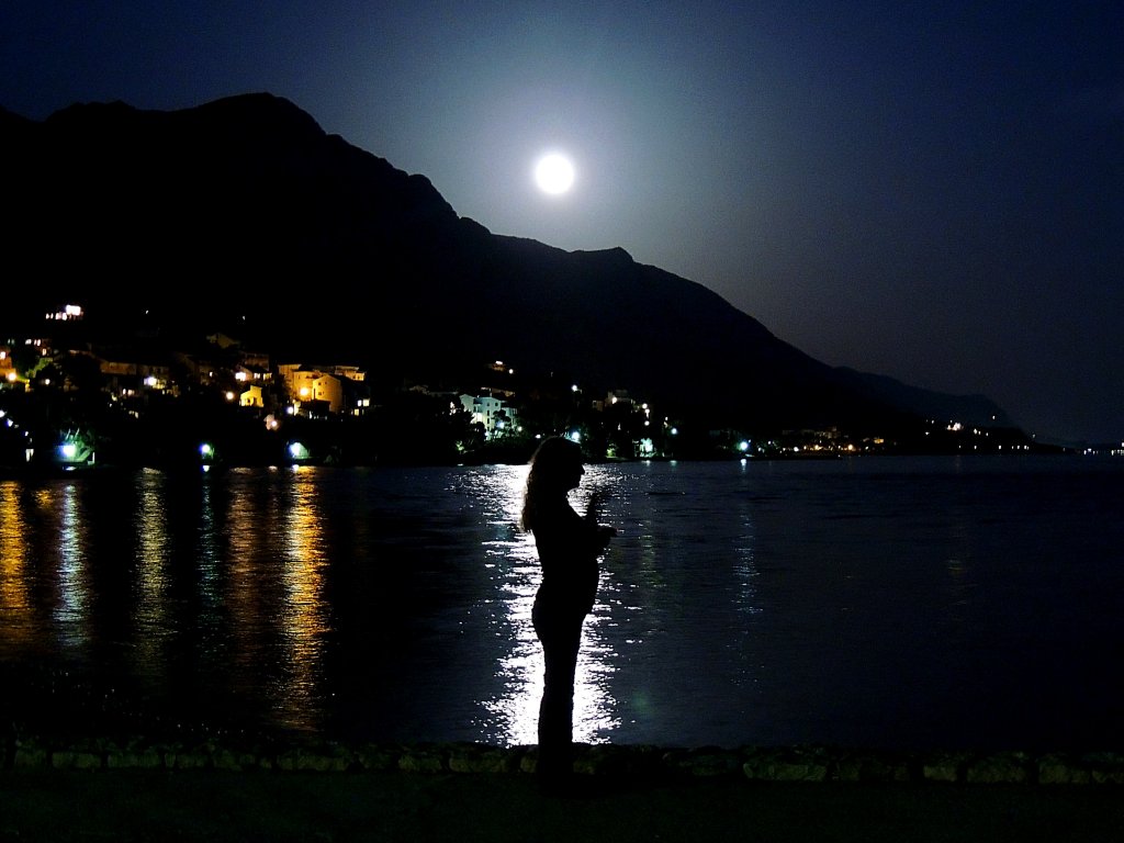 Vollmond mit  Meerjungfrau  am Strand von Brela; 130423