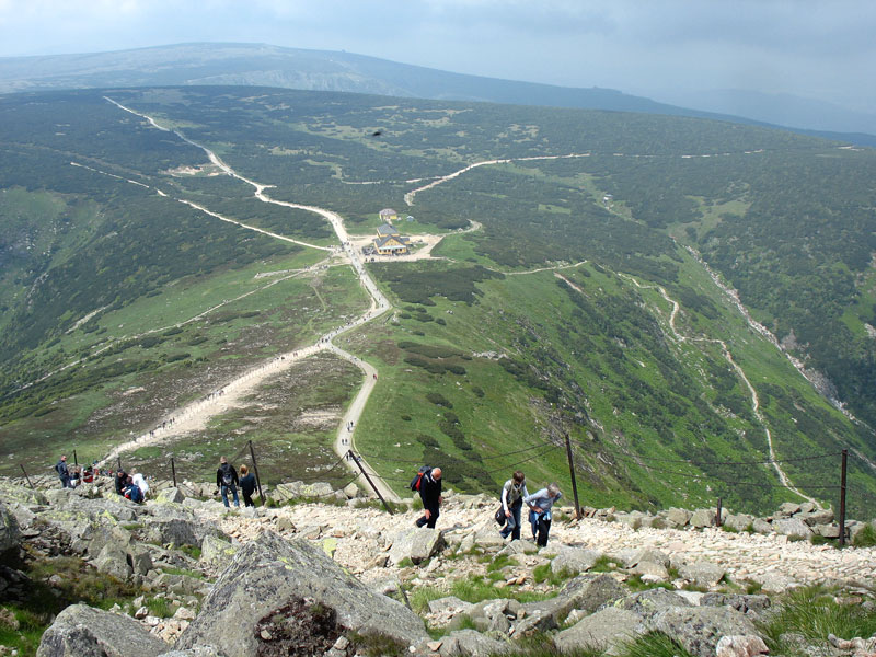 Vom Aufstieg zur Schneekoppe Blick in westliche Richtung; der Kammweg ist zugleich die Grenze zwischen Tschechien und Polen (ehemals Schlesien); in Bildmitte rechts vom tschechisch-polnischen  Freundschaftsweg  auf polnischer Seite das Schlesierhaus (polnisch: Dom Śląski (Pod Śnieżką)) auf dem Koppenplan; 26.06.2010
