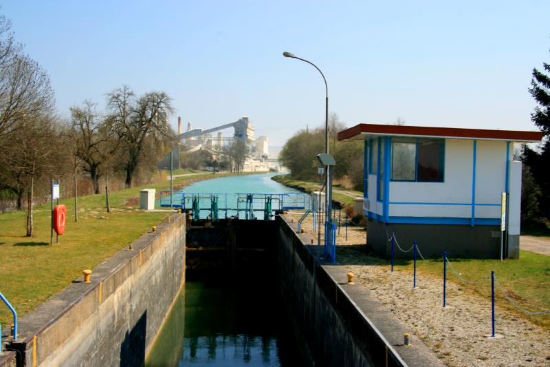 Vom Canal de la Marne au Rhin bis zur Nordsee ist die Meuse (Maas) schiffbar gehalten. Im Abschnitt von Trussey bis Sedan verluft dazu der Canal de la Meuse parallel zum Flu; 25.03.2012