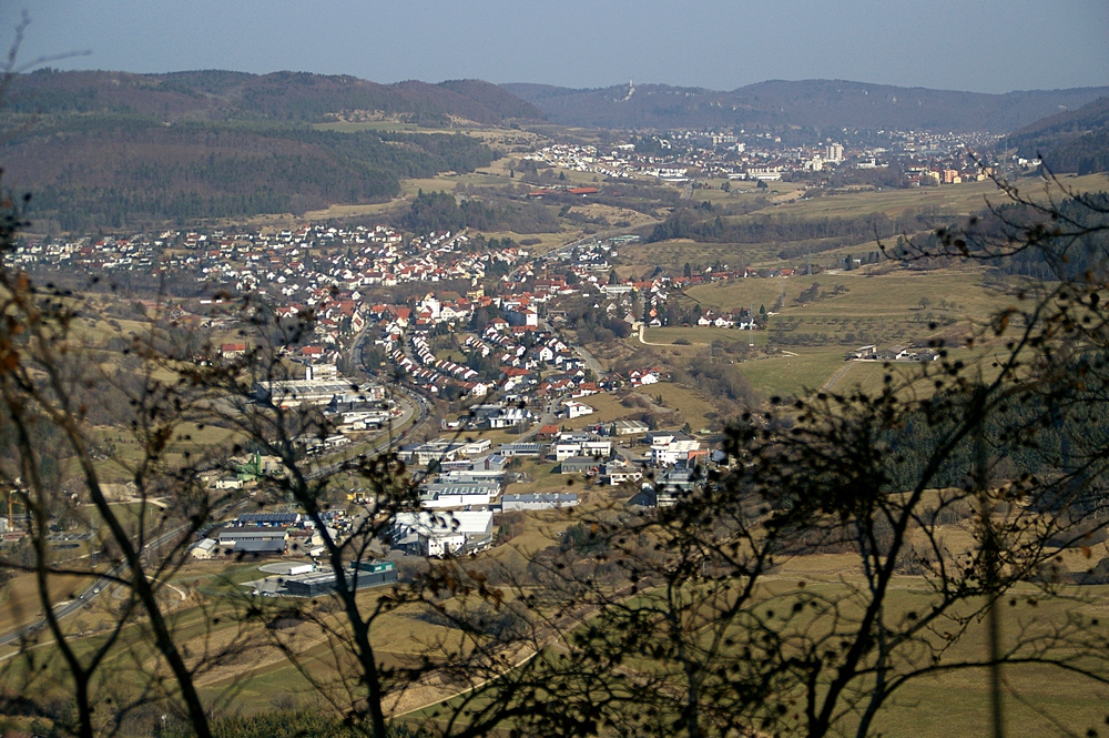 Vom Grbelesberg (915 m .N.N.) geht schweift der Blick ber Lautlingen hinauf nach Ebingen. Im Hintergrund, rechts neben der Bildmitte, ist der Schlofelsen mit seinem Aussichtsturm zu erkennen. Aufgenommen am 16. Mrz 2012.