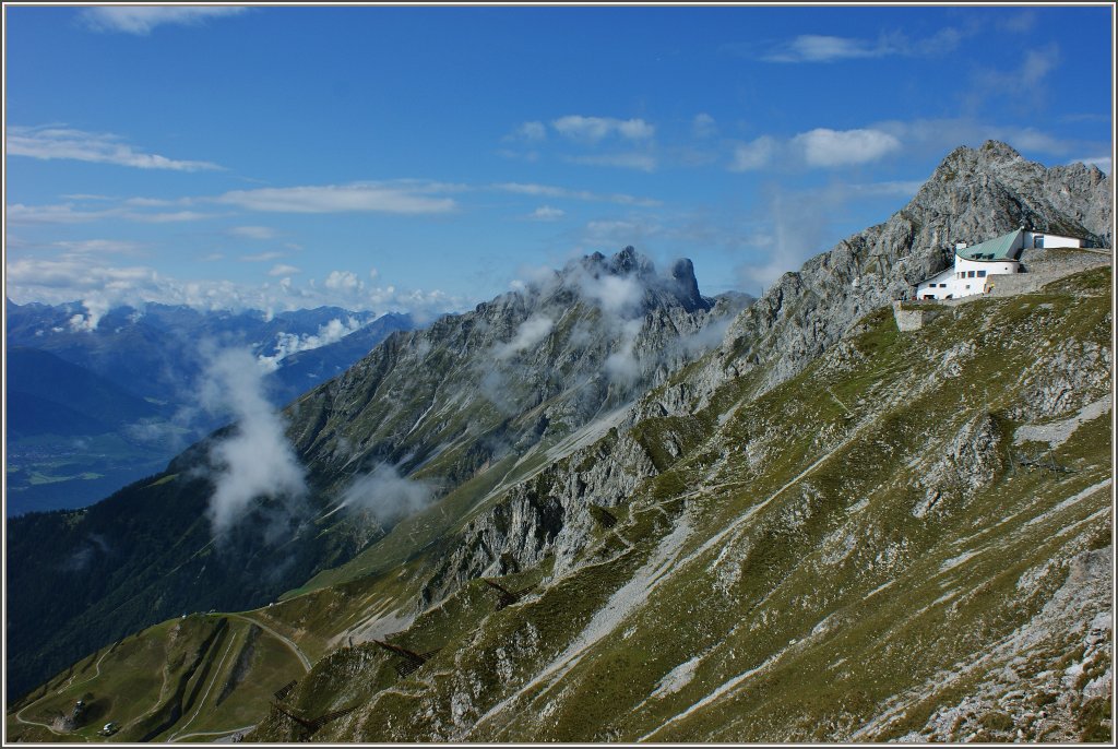 Vom Hafelkar(2200m..M) geht steil hinunter ins Tal.
(17.09.2011)