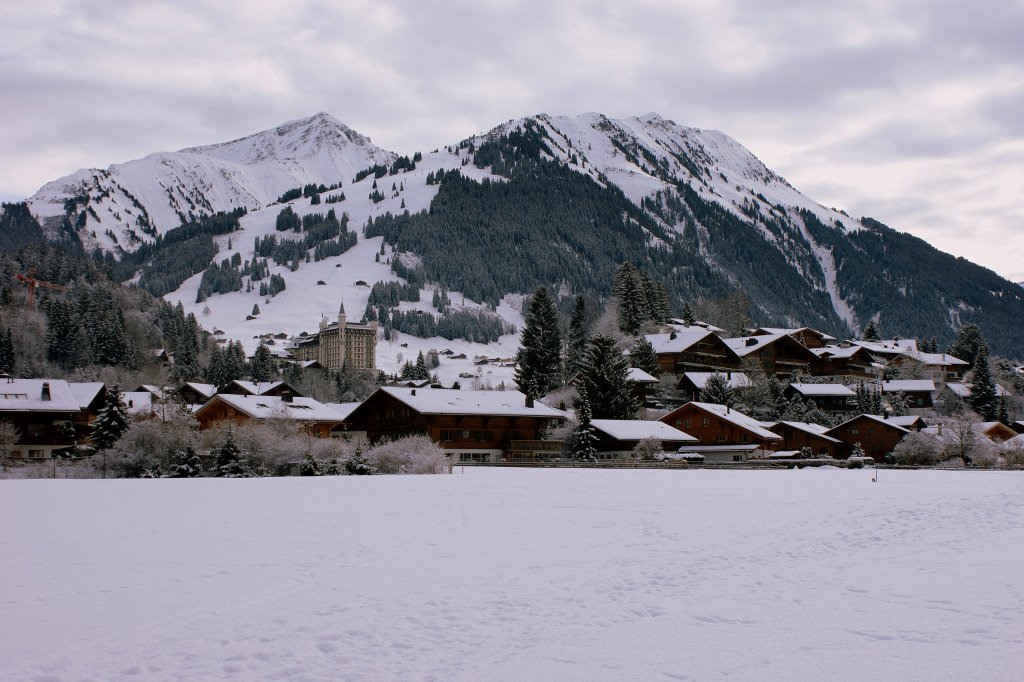 Von Bergen umgeben: Gstaad, ein Dorf mit viel Prominenz und solcher die glaubt es zu sein.
(14.01.2010)