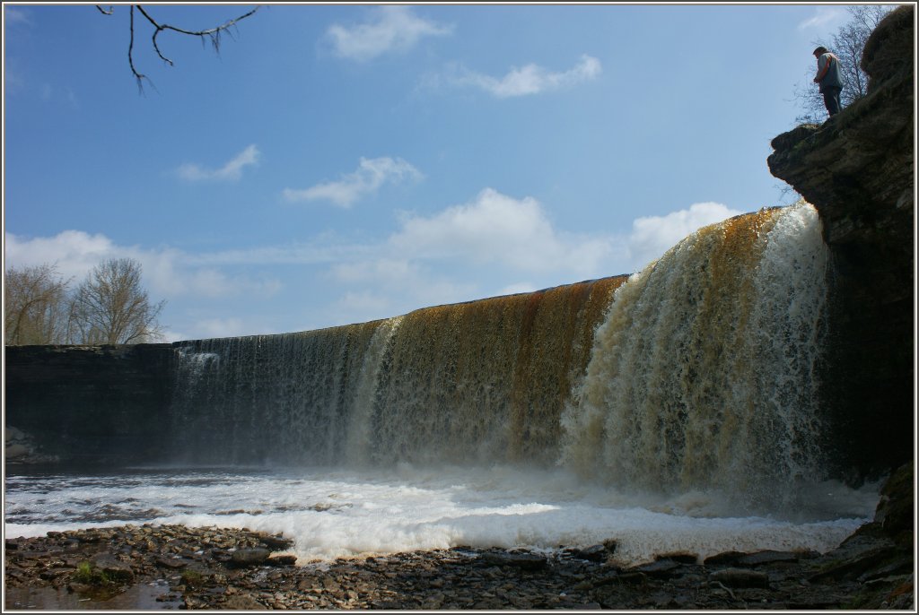 Von oben schaut ein Besucher beeindruckt auf den Wasserfall Jgala.
(05.05.2012)
