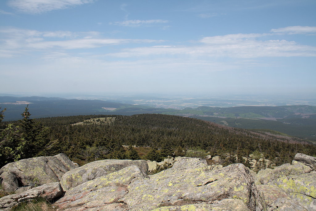 Von seltenen Flechten berwachsene Felsblcke auf dem Brockengipfelplateau; Blick vom Gipfelrundweg des Brocken am frhen Nachmittag des 20.05.2012 in Richtung Bad Harzburg und nrdliches Harzvorland  