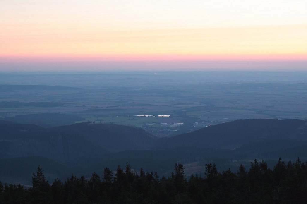 Vor Sonnenaufgang auf dem Brocken: Blick ber Ilsenburg und das nrdliche Harzvorland; Aufnahme am frhen Morgen des 13.08.2012 von der Treppe des Brockenhauses.