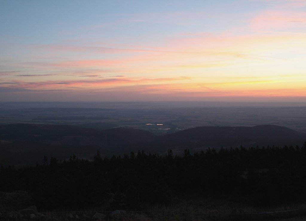 Vor Sonnenaufgang auf dem Brocken: Der Nordharz und das Harzvorland im Morgenrot; Blick am frhen Morgen des 28.08.2012 von der Treppe des Brockenhauses ber das Ilsetal, Ilsenburg am Harzrand Richtung Elm, Lappwald und Kraftwerk Buschhaus bei Helmstedt