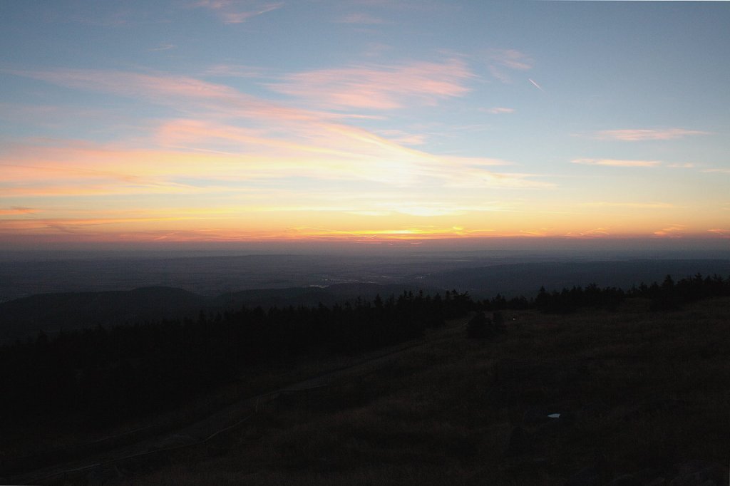 Vor Sonnenaufgang auf dem Brocken: Der Harz und das nordstliche Harzvorland im Morgenrot; Blick am frhen Morgen des 28.08.2012 von der Treppe des Brockenhauses Richtung Osten