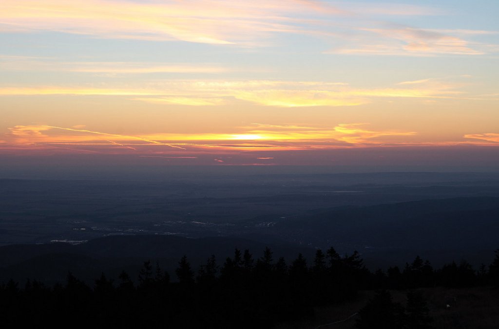 Vor Sonnenaufgang auf dem Brocken: die Sonne zeigt sich als zartes Glhen am Horizont ber Wernigerode und dem nordstlichen Harzvorland. Aufnahme vom frhen Morgen des 28.08.2012 von der Treppe des Brockenhauses aus