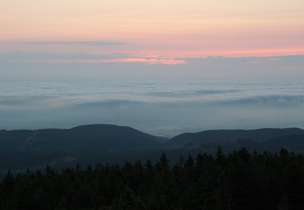 Vor Sonnenaufgang auf dem Brocken; Blick am 12.07.2013 von der Treppe des Brockenhauses Richtung Nordosten...