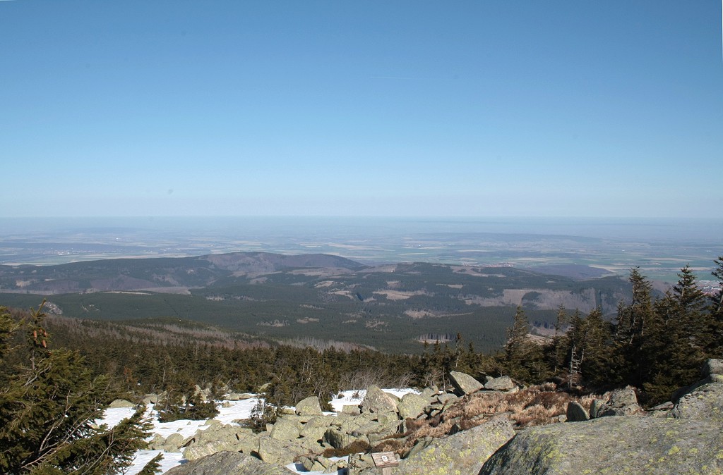 Vorfrhling auf dem Brocken: Blick vom Brockengipfelrundweg um die Mittagszeit des 25.03.2012 Richtung Norden ber den Nordharz, das nrdliche Harzvorland bis zum Elm und dem Lappwald in Niedersachsen.