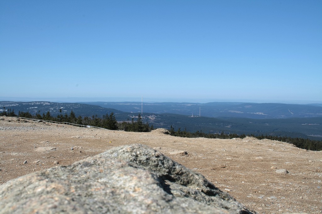 Vorfrhling auf dem Brocken: Blick vom Brockengipfelplateau um die Mittagszeit des 25.03.2012 Richtung Westen ber den westlichen Oberharz mit Torfhaus und seinen beiden Sendetrmen bis zu den Weserberglandschaften am Horizont.