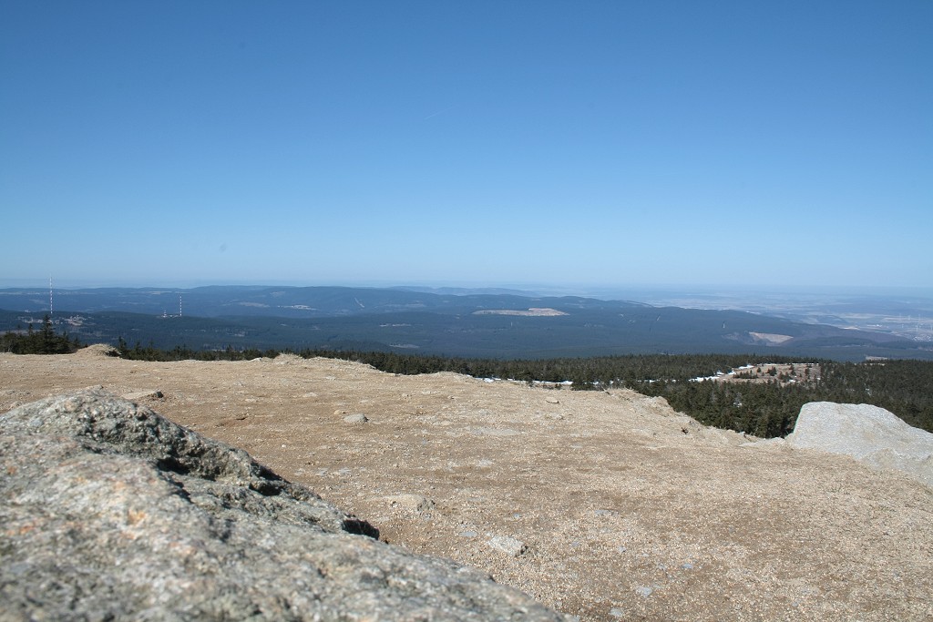 Vorfrhling auf dem Brocken: Blick vom Brockengipfelplateau um die Mittagszeit des 25.03.2012 Richtung Nordwesten ber den nordwestlichen Teil des niederschsischen Harzes und das nordwestliche Harzvorland. Links erkennt man die beiden Sendetrme von Torfhaus.