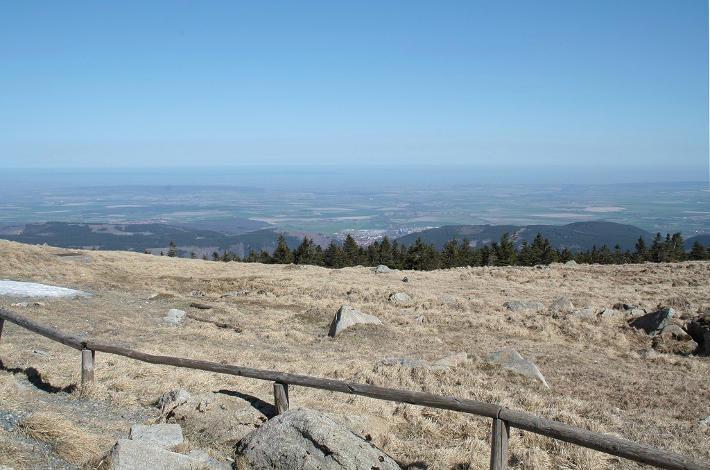 Vorfrhling auf dem Brocken: Blick um die Mittagszeit des 25.03.2012 vom Gipfelplateau des Brocken Richtung Norden ber Nordharzer Berge, Ilsenburg am Harzrand, Stapelburg, Wasserleben, Veckenstedt in Sachsen-Anhalt, den Elm und den Lappwald in Niedersachsen.