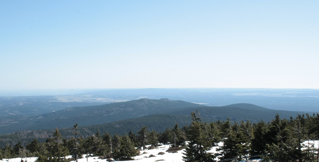 Vorfrhling auf dem Brocken: Blick am 25.03.2012 um die Mittagszeit vom Brockengipfelplateau Richtung Osten ber die Hohneklippen, den Erdbeerkopf, den Ostharz mit Elbingerode und dem Ramberg bis zum nordstlichen Harzvorland (links unter dem Horizont).