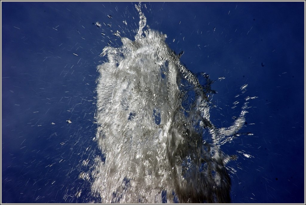 Whrend das Wasser von unten hochsprudelt, springt es oben vergngt durch die Luft.
(04.07.2011)