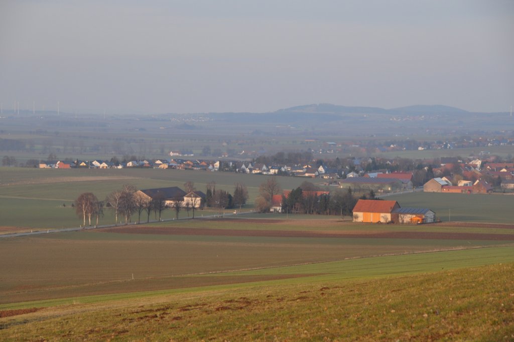 WARBURG, 12.03.2011, Blick vom Desenberg, der höchsten Erhebung der Warburger Börde (343,6 m ü. NHN), auf Daseburg, einem Warburger Stadtteil