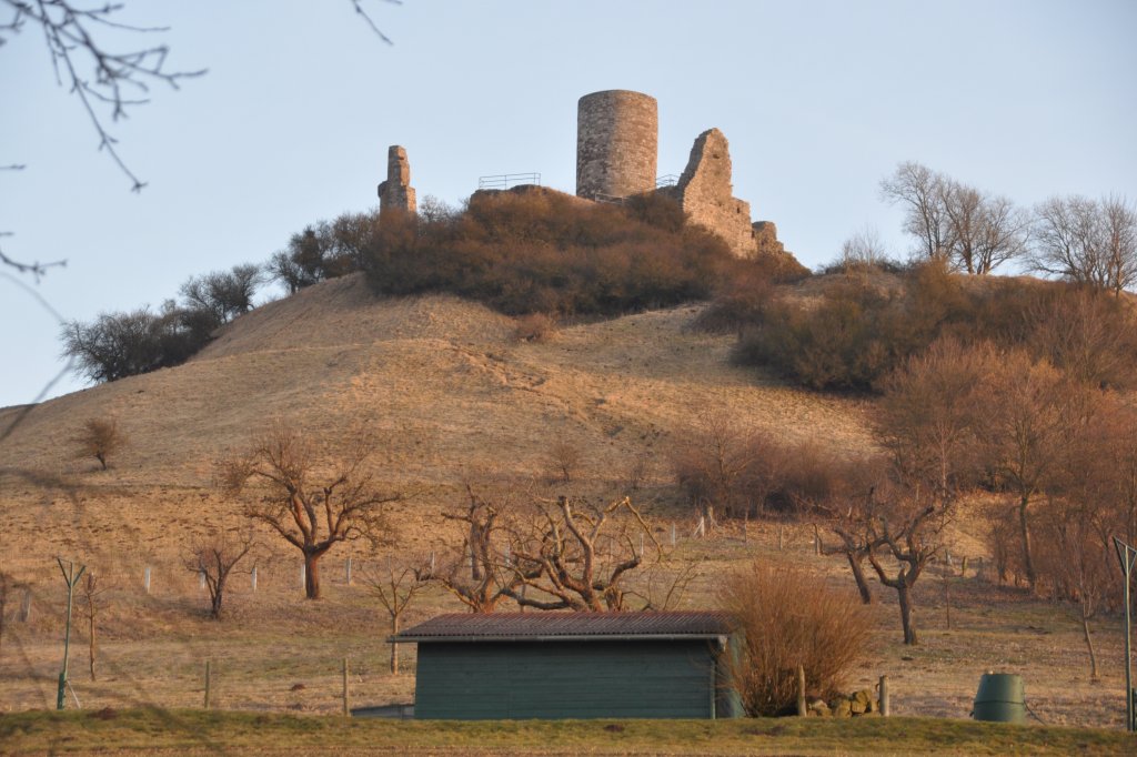 WARBURG, 12.03.2011, der Desenberg mit der gleichnamigen Burg, die allerdings nur noch eine Ruine ist, im Stadtteil Daseburg