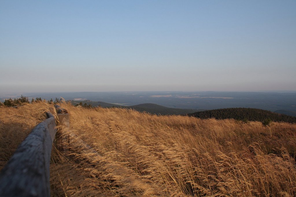 Warmer Augustabend auf dem Brocken; Blick vom Gipfelrundweg am Abend des 19.08.2012 in Richtung Osten ber die Hohneklippen, den Erdbeerkopf, die Heinrichshhe und den Ostharz bis zur Hainleite und dem Kyffhuser in Thringen.