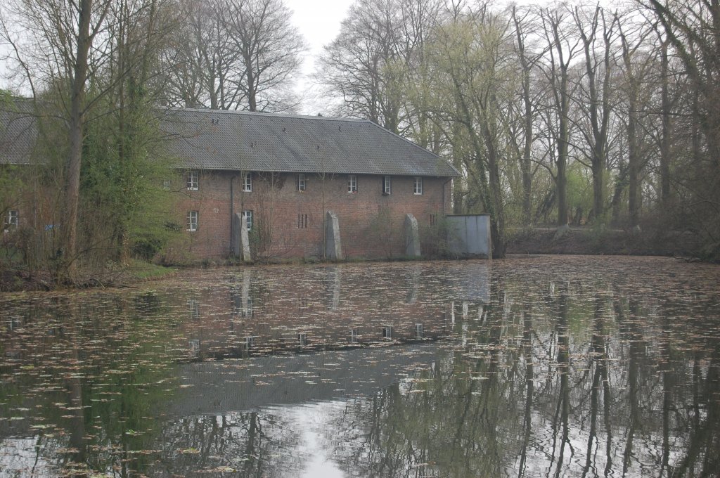 Wassergraben mit ehemaligen Wirtschaftsgebuden von Haus Horst bei Mnchengladbach-Giesenkirchen-Aufnahme vom 5.4.2009