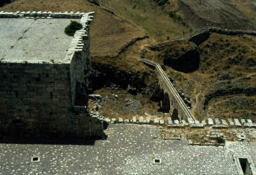 Wasserleitung bei der Kreuzritterburg Crac des Chevaliers in Syrien (Mai 1989). Detailfotos vom Crac des Chevaliers unter Stdtefotos.
