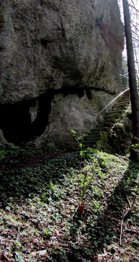 Weg bei Brixlegg von der Hochkapelle ins Dorf. Daneben ein mchtiger Felsblock.(10.4.2012)