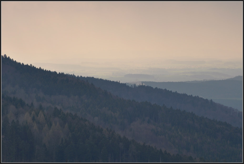 Weitblick in den Dunst - 

Blick vom Albtrauf bei Meßstetten-Tieringen ins Land. 

07.04.2012 (J)