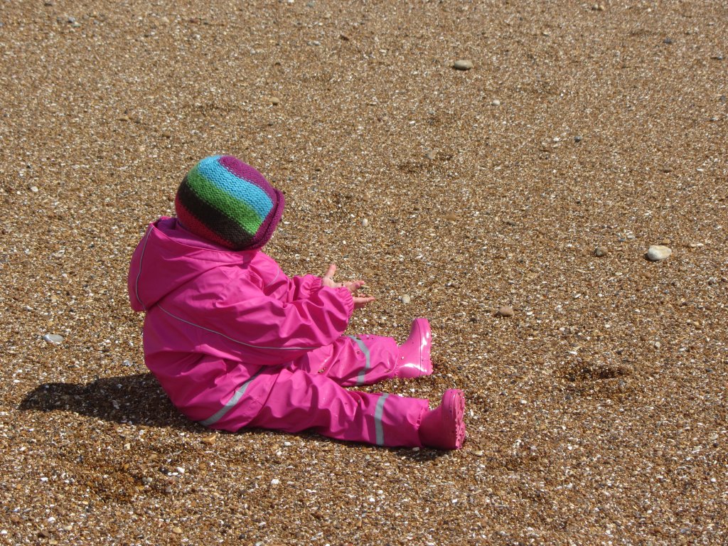 Wenn kleine Mdchen die Farben ihrer Kleidung aussuchen drfen, ist rosa wohl oft erste Wahl. Brighton, 17.4.2012