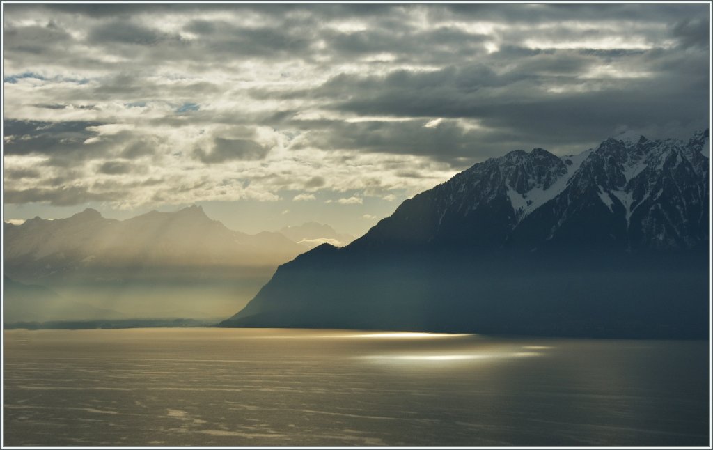 Wettkampf der Wolken mit der Sonne am Genfersee.
(04.01.2013)