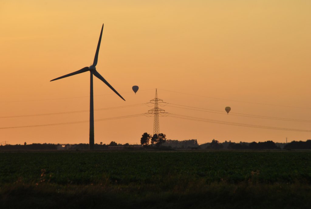 Windrad mit Sonnenuntergang bei Ramhorst/Lehrte. Foto vom 21.08.2010