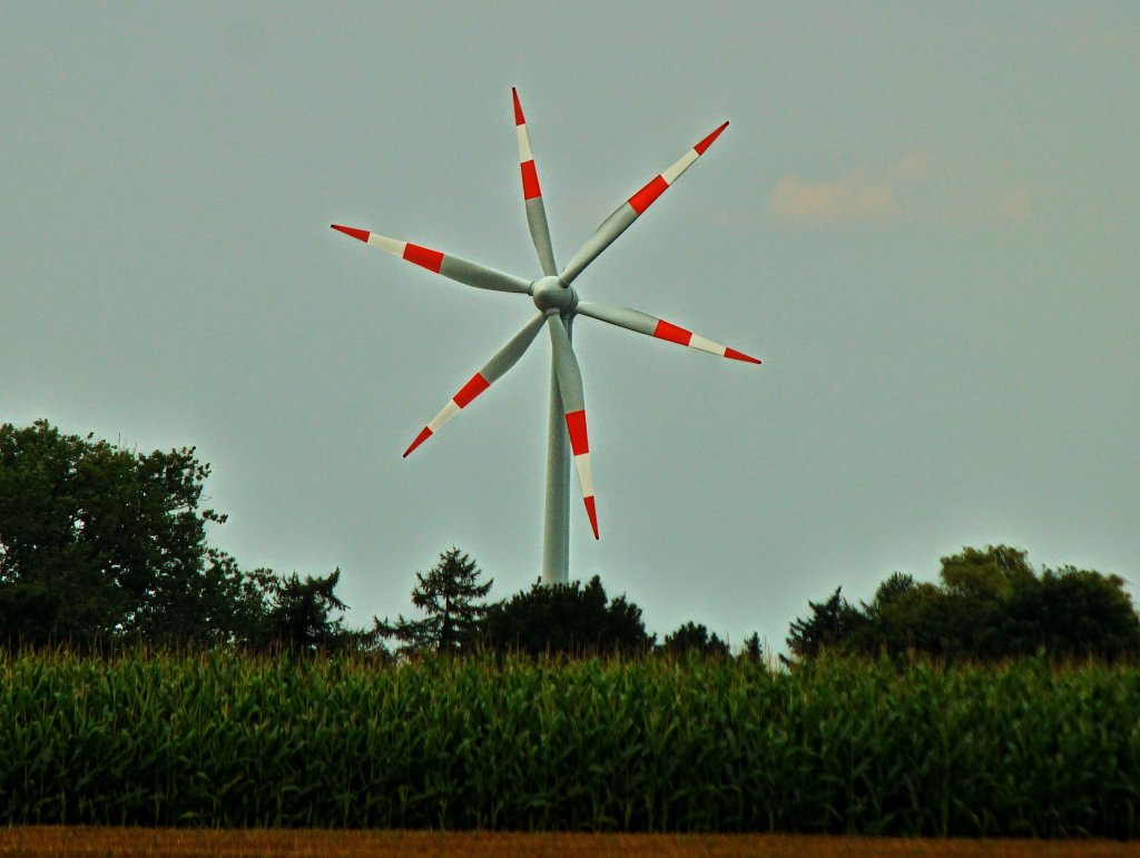 Windrad der neusten Generation mit sechs Flgeln am 24.08.2012 in Merzbrck bei Aachen! Scherz beiseite, durch den richtigen Abstand und Winkel zu dem vorderen Windrad sind die Narben von zwei hintereinander stehenden Windrdern in einer Linie und man hat den Eindruck, das es sich um einen Rotor mit sechs Flgeln handelt.