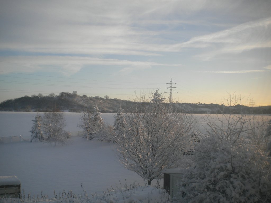 Winter ist's in Mittelfranken: Frischer Schnee am 10. Dezember 2010 in der Morgensonne.