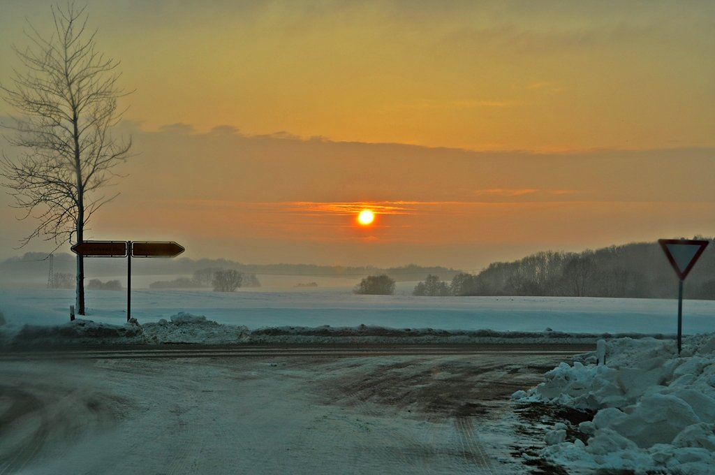 Winterabend an der B 96 bei Brandshagen kurz vor Stralsund
dieser Abschnitt war dank  Daisy  nicht passierbar, 12.01.2010