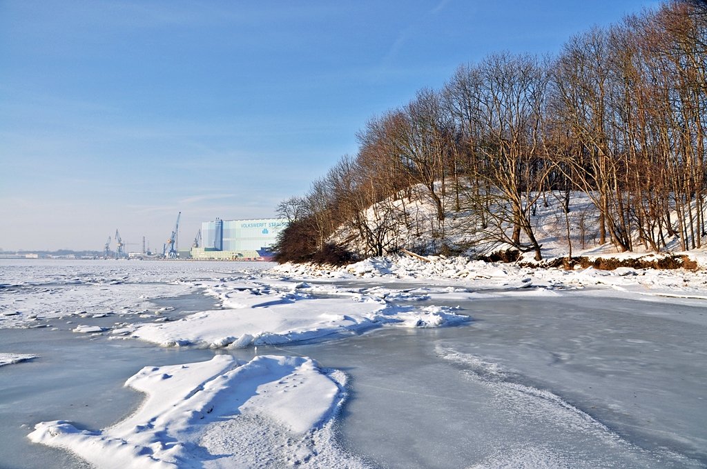 Winterlandschaft vor dem Dnholm bei Stralsund, Sturmflut und Winterchoas haben ihre Spuren hinterlassen am gefrorener Sund, 23.01.2010