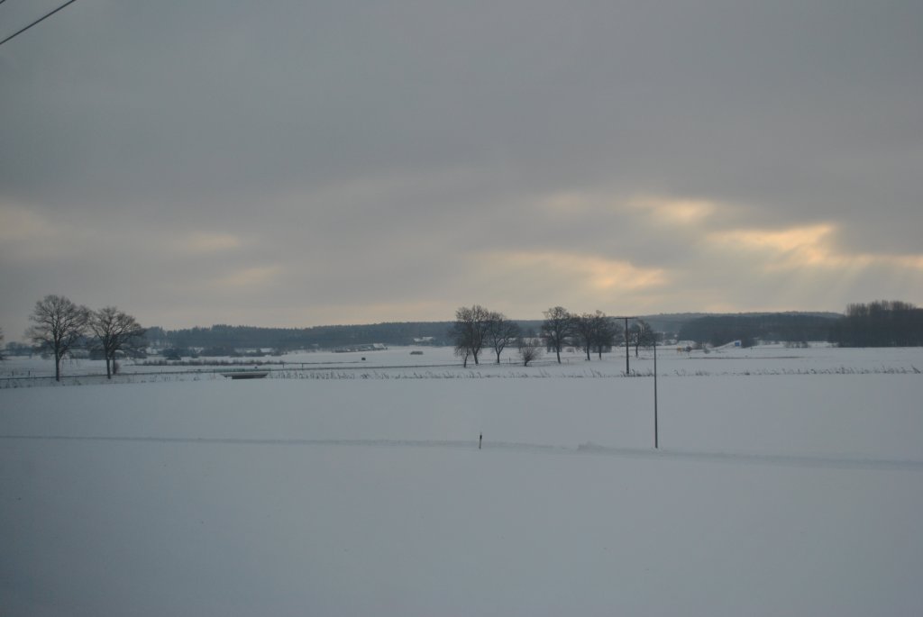 Winterlandschaft in Westpalen, irgendwo zwischen Bnde und Osnabrck, fotogrfiert von Zug aus am 25.12.2010.