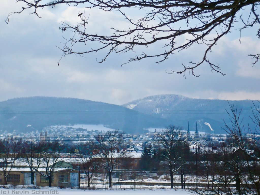 Winterlicher Blick auf Saalfelds Innenstadt. Wer die Stadt gut genug kennt, wird die Burgruine  Hoher Schwarm , das Rathaus und die Johanniskirche entdecken. (13.02.2010)