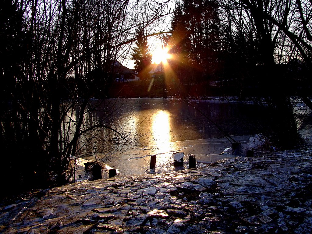 Winterlicher Sonnenuntergang bei der alten Schwimmschule in Ried;120203