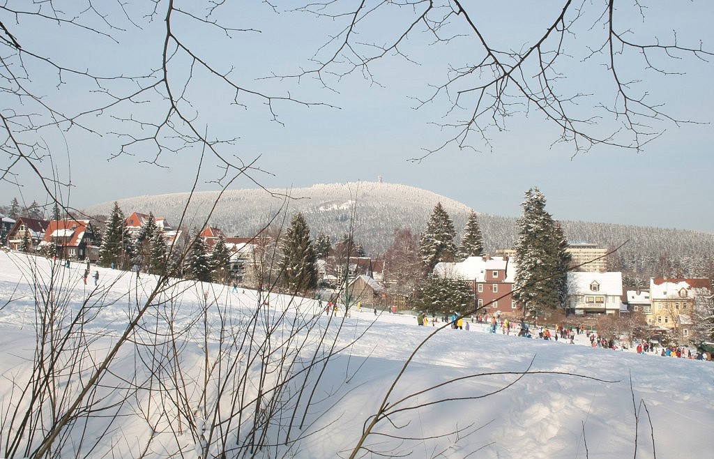 Wintermrchen Braunlage: ber die Rodel- und Skipiste an der Alten Harzburger Strae erhebt sich der von dickem Schnee bedeckte Wurmberg; Blick am Nachmittag des 30.01.2012 von der Allee am Rathaus.