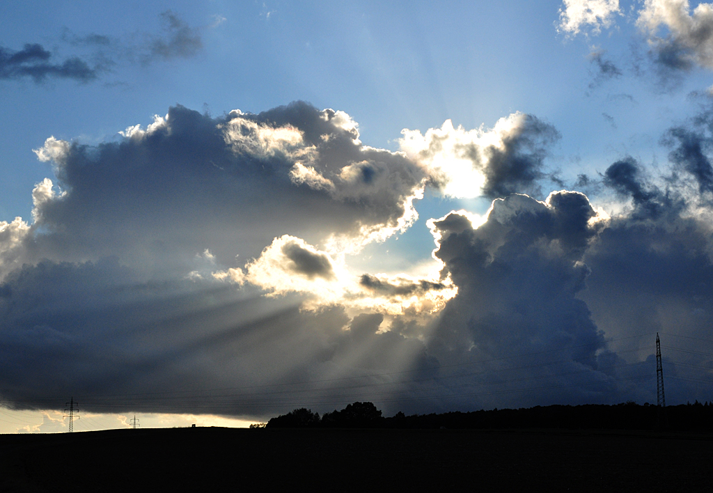 Wolken und Sonnenstrahlen am Abendhimmel bei Euskirchen - 19.10.2011