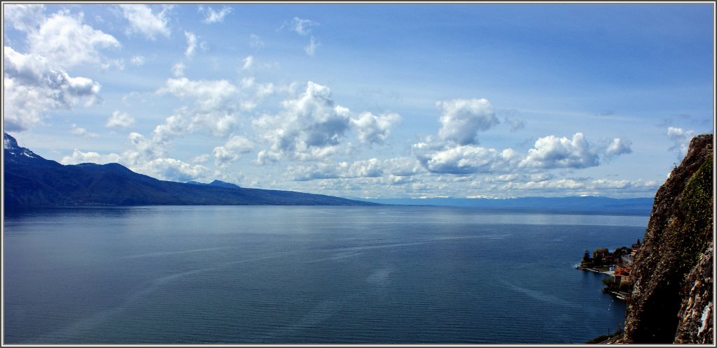 Wolken ziehen ber den Genfersee. Im Hintergrund sieht man den schneebedeckten Jura.
(23.04.2012)