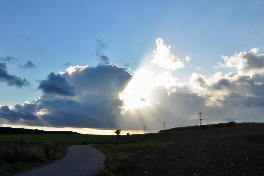 Wolkenbildung mit Sonnenspiegelung ber der Eifel bei Euskirchen - 19.10.2011