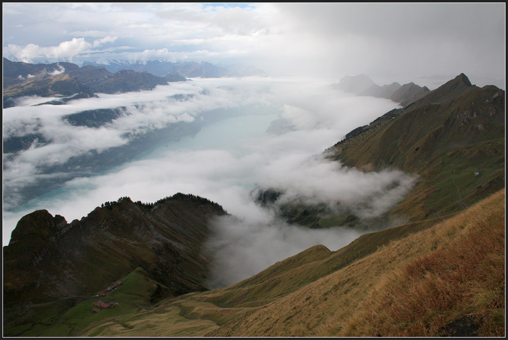 Wolkenschauspiel - 

Kurzeitig öffneten sich die Wolken und es zeigte sich der Brienzer See tief unter dem Brienzer Rothorn. 

30.09.2012 (M)
