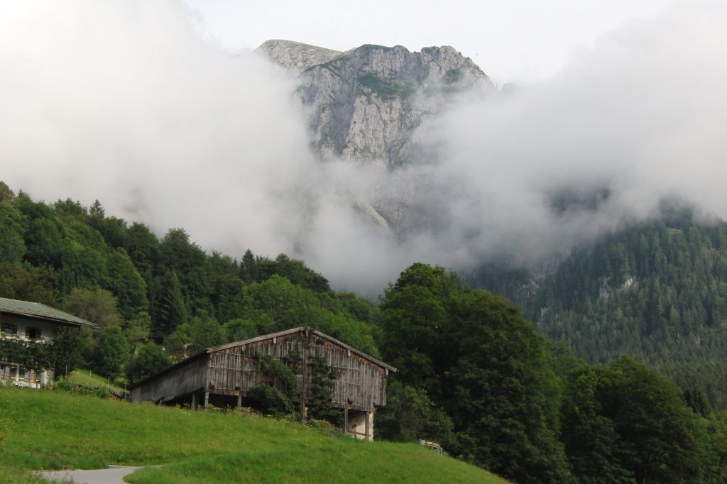 Wolkenverhangener Berggipfel bei Schnau a.Knigssee   14.8.2010