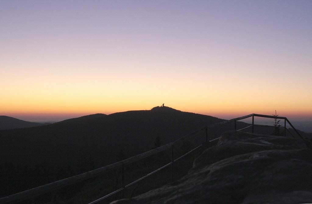 Wunderschnes Morgenrot hinter dem Wurmberg. Blick am 02.10.2011 vor Sonnenaufgang von der Felskanzel der Achtermannshhe im Harz Richtung Osten.