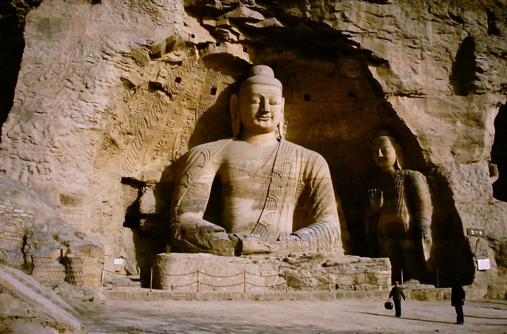 Yungang-Grotten bei Datong im Tal des Shi Li Flusses. Dort sind ber 51.000 Buddhastatuen in Sandstein gehauen. (Aufnahme vom 4. November 1984)