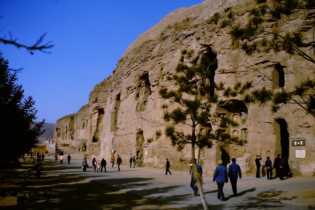 Yungang-Grotten bei Datong im Tal des Shi Li Flusses. Dort sind ber 51.000 Buddhastatuen in Sandstein gehauen. (Aufnahme vom 4. November 1984)